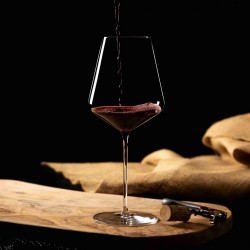 Dionysos 66cl Rotweinglas mit Rotwein auf einem Tisch