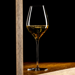 Lallement N°4 40cl Ultralight mit Champagner vor schwarzem Hintergrund